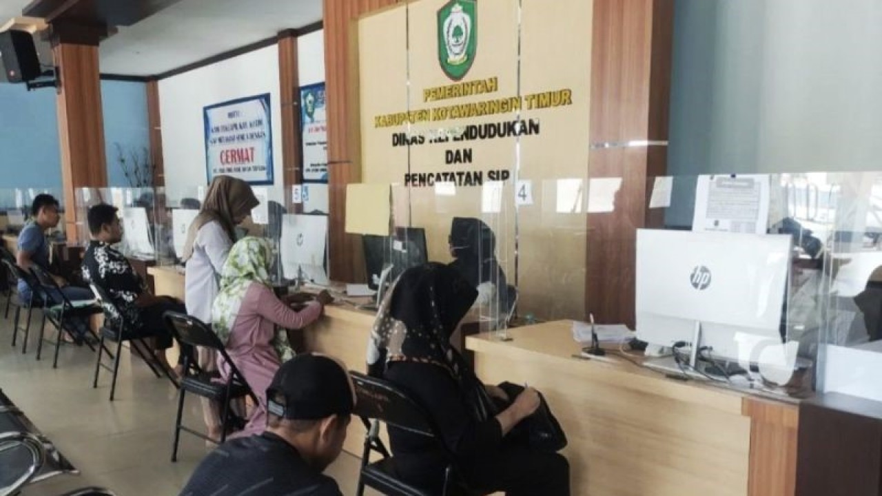 Foto Arsip - Suasana pelayanan di kantor Dinas Kependudukan dan Pencatatan Sipil (Disdukcapil) Kabupaten Kotawaringin Timur. (ANTARA/Devita Maulina)