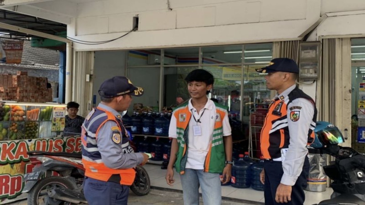 Dishub Pekanbaru ketika melakukan monitoring kepada juru parkir. (ANTARA/HO-Pemko Pekanbaru)