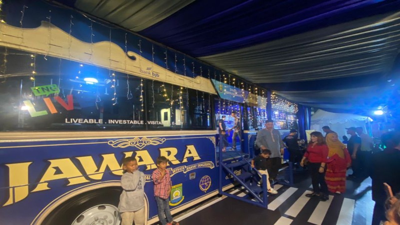 Stand Dinas Perhubungan Kota Tangerang di Festival Cisadane yang merubah Bus Jawara berisi berbagai layanan diantaranya pendaftaran uji emisi kendaraan. ANTARA/HO-Dishub