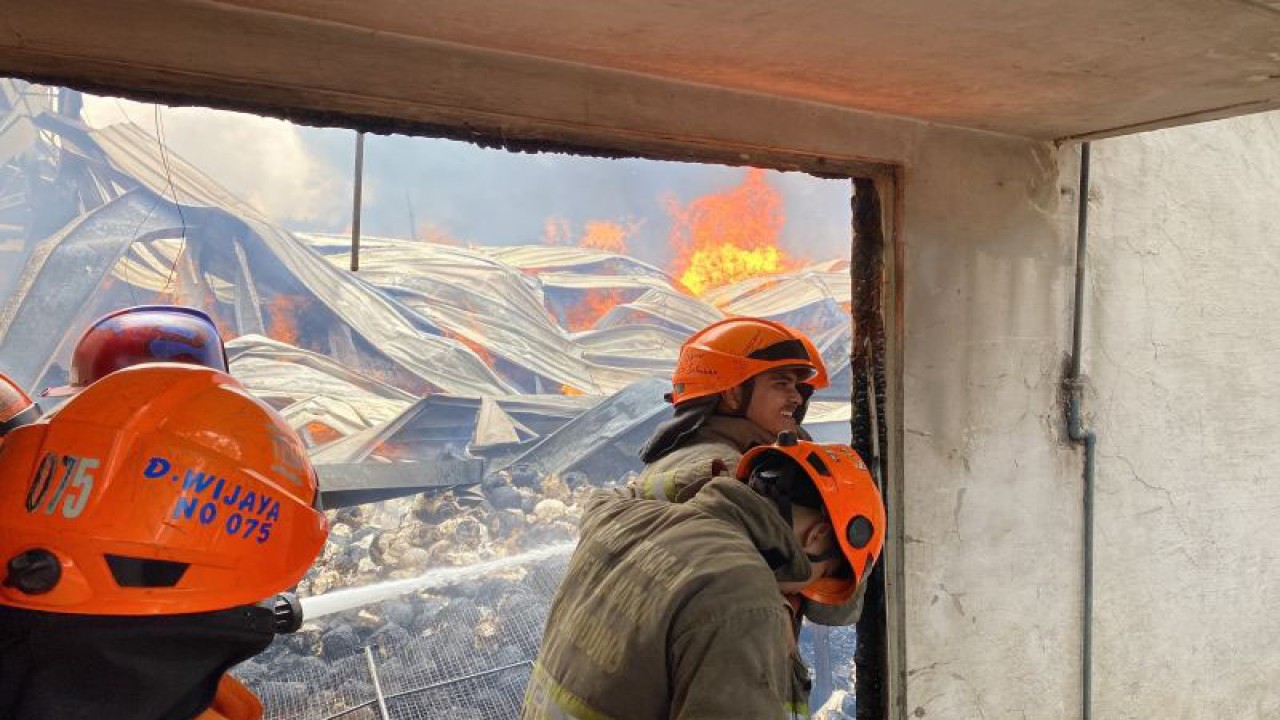 Dinas Kebakaran dan Penanggulangan Bencana (Diskar PB) Kota Bandung memadamkan api yang menghanguskan sebuah pabrik pemintalan kapas di Jalan Cipadung, Kota Bandung, Rabu (15/11/2023). (ANTARA/Rubby Jovan)