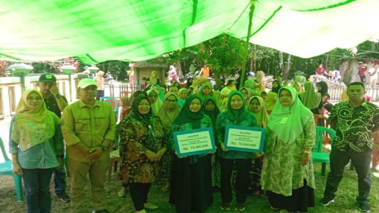 Kegiatan peluncuran dan penyerahan bantuan Program Desa B2SA dari Disketpan Kalbar kepada dua kelompok di Kabupaten Melawi. (ANTARA/Tim B2SA Kalbar)