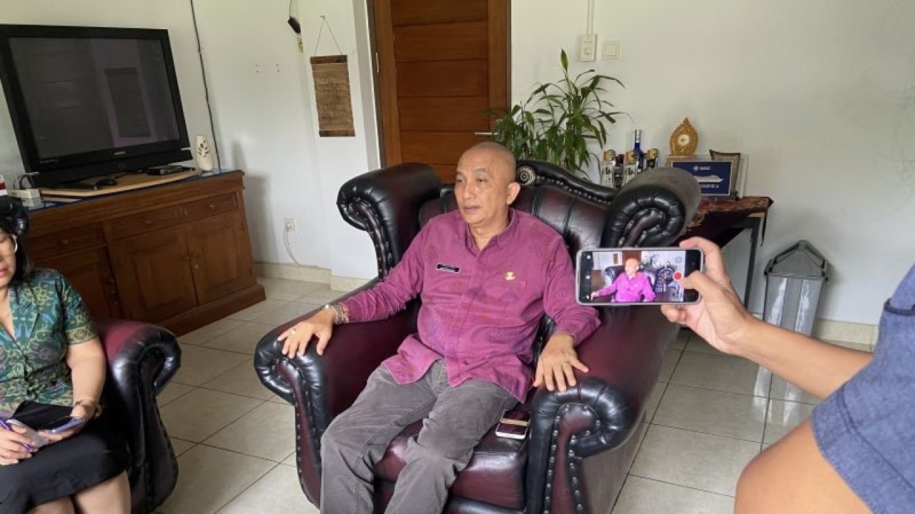 Kepala Disnaker ESDM Bali Ida Bagus Setiawan saat diwawancara mengenai hasil perhitungan UMK seluruh Bali 2024 di Denpasar, Selasa (28/11/2023). ANTARA/Ni Putu Putri Muliantari