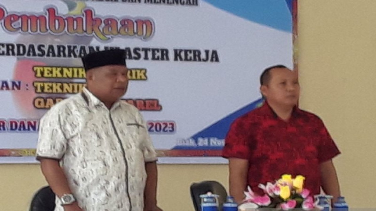 Kadisnaker Biak Numfor Djoni Domeng (kanan) mendampingi Asisten 1 Sekda Lot Yensenem (kiri) membuka pelatihan ketrampilan kerja 2023. ANTARA/Muhsidin