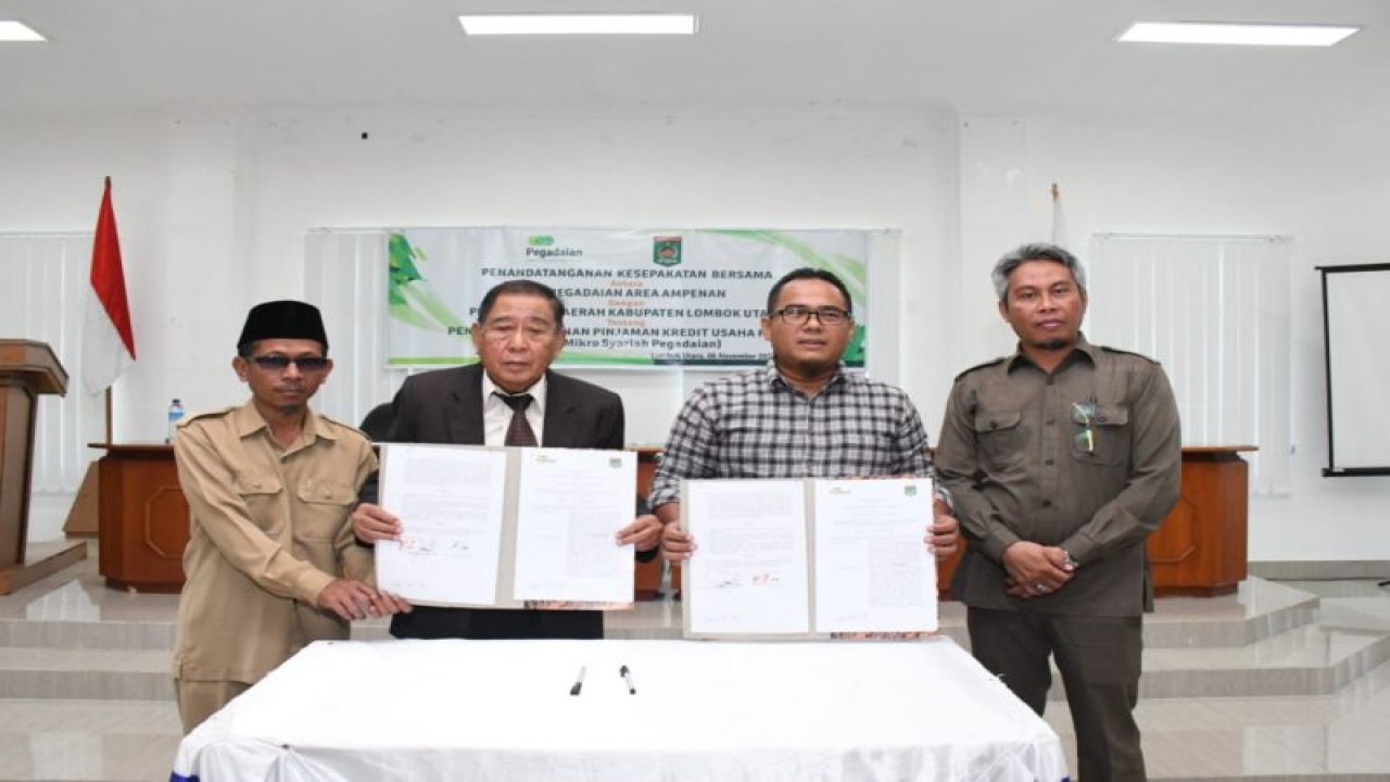 Foto bersama Bupati Kabupaten Lombok Utara, Djohan Sjamsu saat acara penandatanganan program KUR dengan PT Pegadaian di kantor bupati setempat, Senin (6/11/2023) (ANTARA/HO-Humas Pemkab Lombok Utara)