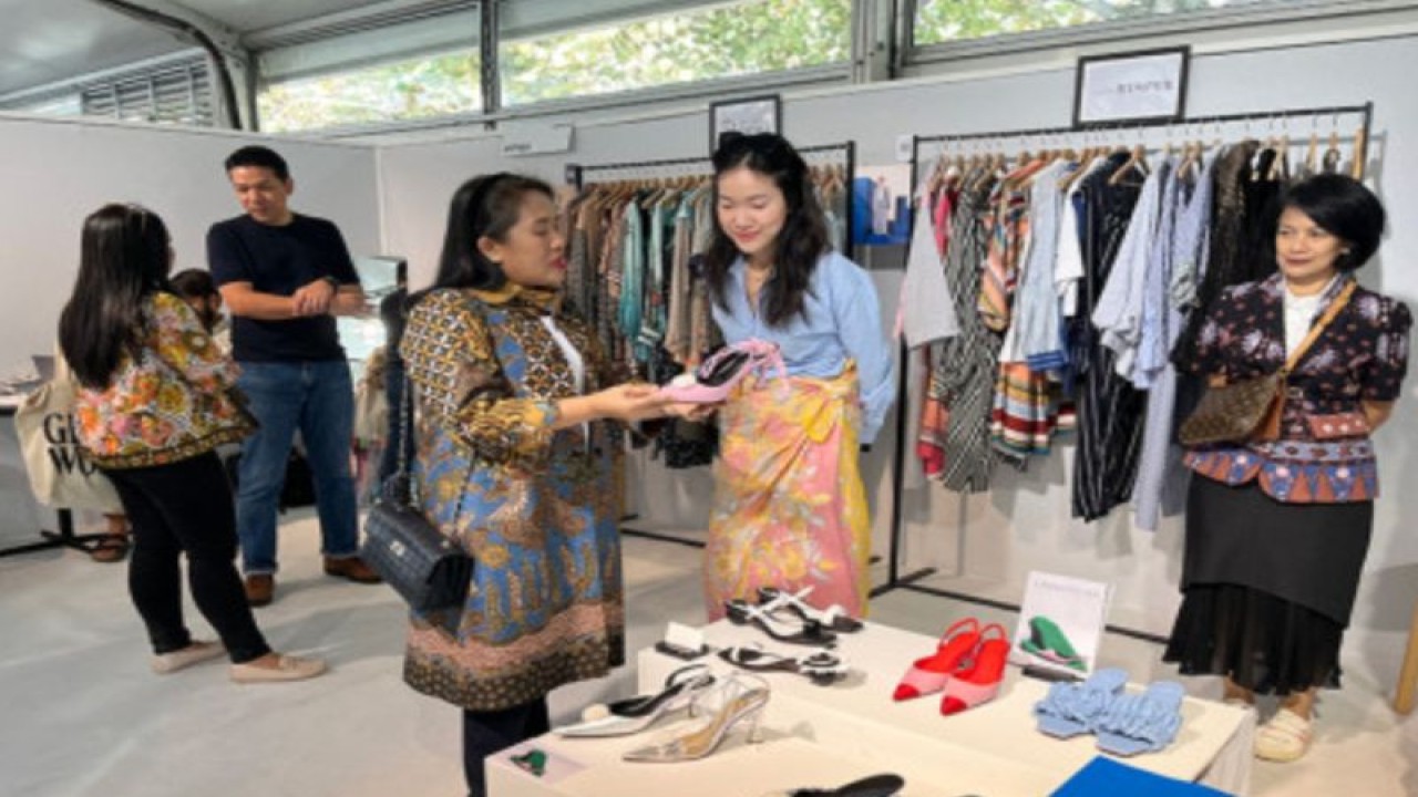 Usaha Mikro, Kecil dan Menengah (UMKM) DKI Jakarta hadir sebagai eksibitor di ajang Paris Fashion Week lewat L’adresse Trade Showroom di Paris, Prancis, pada 25 September hingga 3 Oktober 2023. (ANTARA/HO-PPID DKI Jakarta)