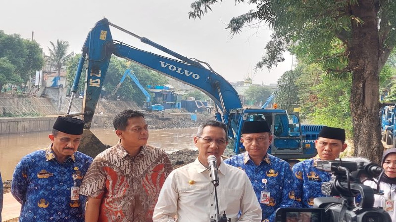 Penjabat Gubernur DKI Jakarta Heru Budi Hartono meninjau langsung pengerukan Kali Ciliwung di Kelurahan Bidara Cina, Jakarta Timur, dan Kelurahan Kebon Baru, Jakarta Selatan, pada Jumat (10/11/2023). ANTARA/Muhammad Ramdan