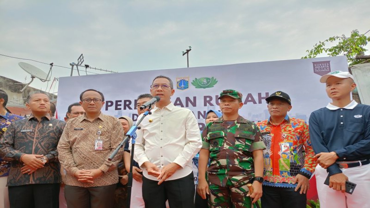 Penjabat (Pj) Gubernur DKI Jakarta Heru Budi Hartono usai meninjau lokasi rumah tak layak huni di kawasan Tanah Tinggi, Johar Baru, Jakarta Pusat, Kamis (23/11/2023). (ANTARA/Siti Nurhaliza)