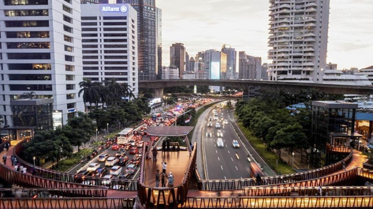 Warga berjalan di Jembatan Penyeberangan Orang (JPO) Pinisi, di Jalan Jenderal Sudirman, Jakarta, Senin (9/1/2023). ANTARA FOTO/M Risyal Hidayat/rwa.
