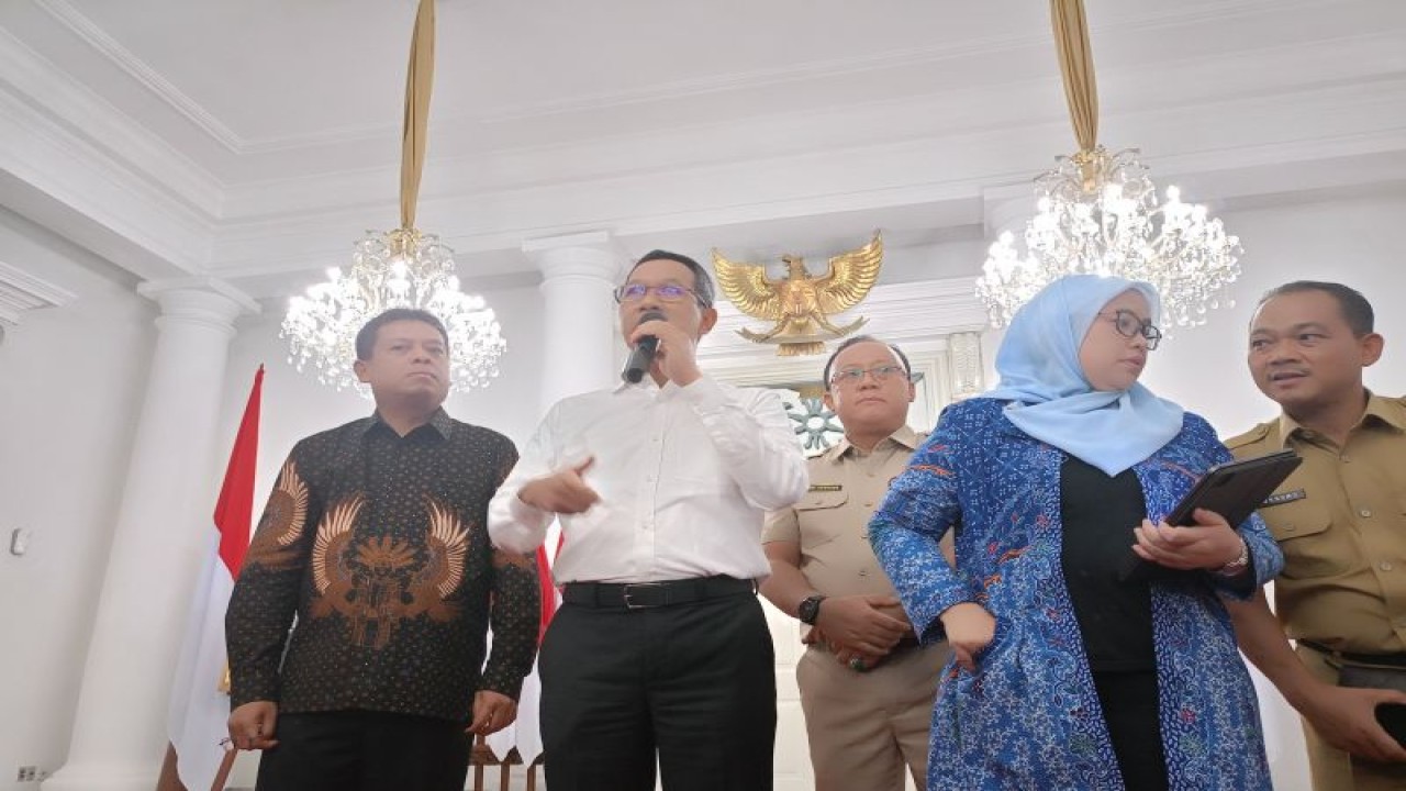Penjabat (Pj) Gubernur DKI Jakarta Heru Budi Hartono saat mengumumkan besaran upah minimum provinsi (UMP) DKI Jakarta 2024 di Balai Kota DKI, Jakarta Pusat, Selasa (21/11/2023). ANTARA/Siti Nurhaliza
