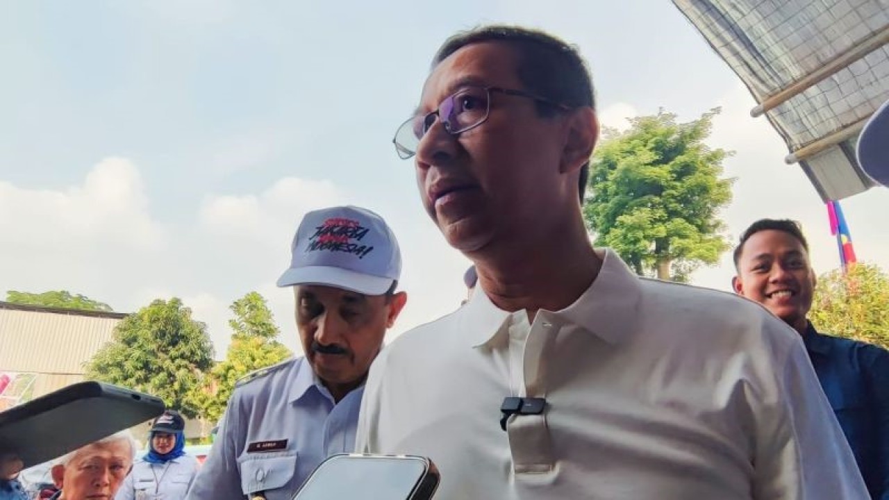 Penjabat Gubernur DKI Jakarta Heru Budi Hartono saat memberikan keterangan pers usai panen raya cabai "Rawita Peti" (Pedaskan Timur) di Ruang Publik Terpadu Ramah Anak (RPTRA) Rawa Jaya, Kelurahan Pondok Kopi, Kecamatan Duren Sawit, Jakarta Timur, Rabu (1/11/2023). ANTARA/Syaiful Hakim