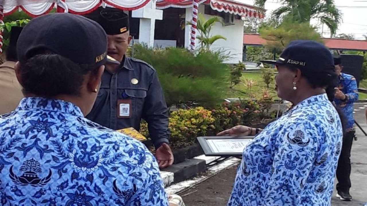 Pelaksana harian Sekda Biak I Putu Wiadnyana memberikan piagam penghargaan Sekolah Adiwiyata Nasional 2023 kepada SMP Negeri 3 dan SMP Negeri 5 Biak Kota, Jumat (10/11/2023).ANTARA/Muhsidin