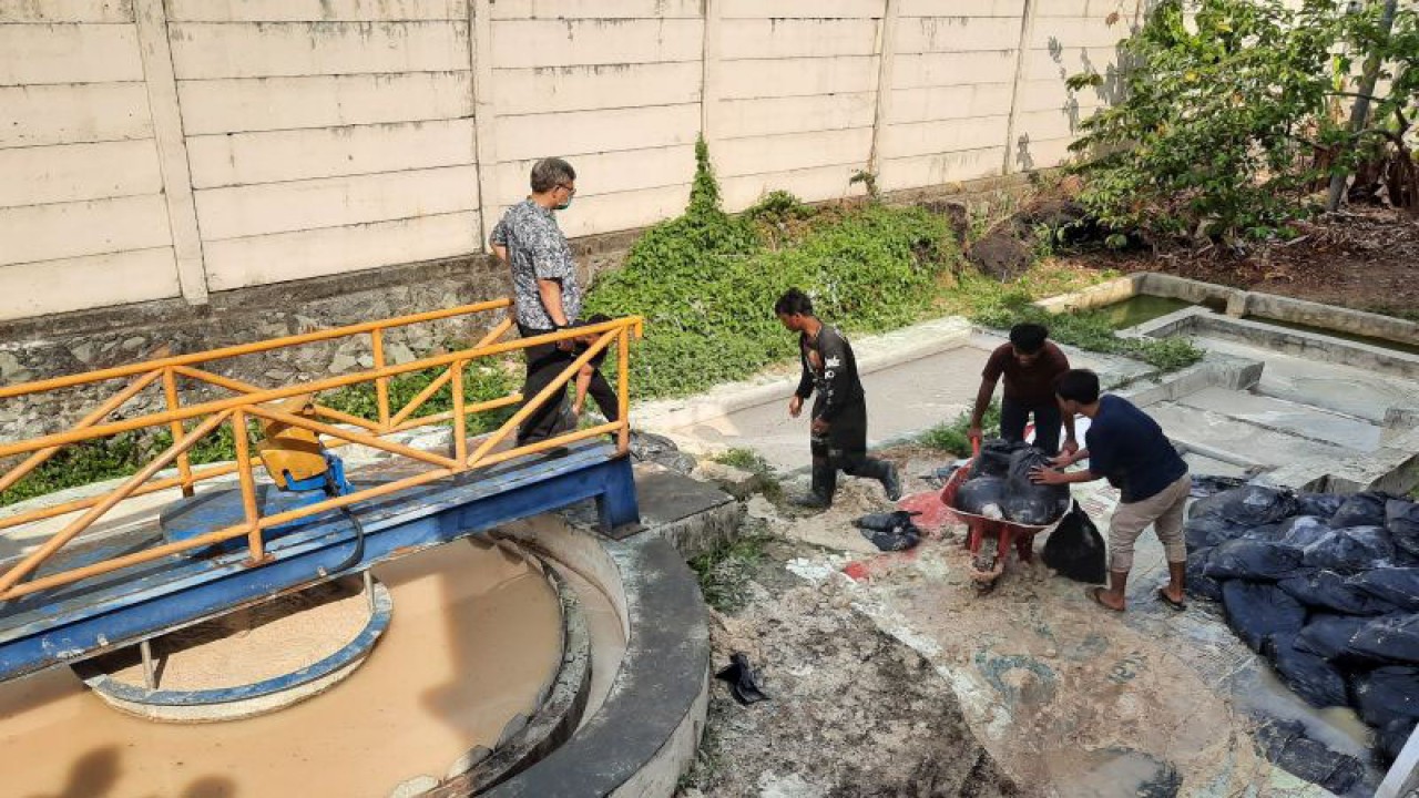 Ilustrasi - Petugas DLHK Kabupaten Tangerang saat melakukan pengecekan dugaan pencemaran limbahbke lingkungan sekitar oleh perushaan/industri. (Azmi)