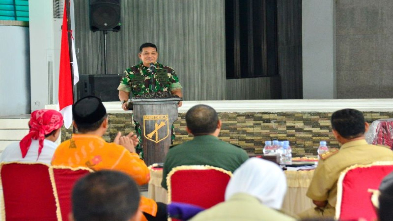 Danrem 132/Tadulako Brigjen TNI Dody Triwinarto menyampaikan sambutan dalam kegiatan komunikasi sosial dengan komponen masyarakat berlangsung di Palu, Selasa (28/11/2023). ANTARA/HO-Korem 132/Tadulako