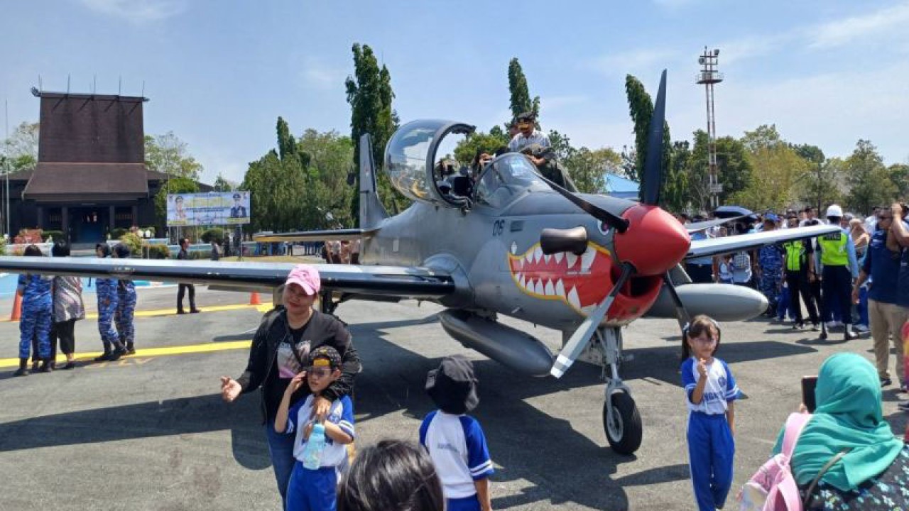 Dokumentasi - Anak-anak TK Angkasa dan masyarakat umum berfoto di depan pesawat tempur Super Tucano EMB-314 saat di Bandara Internasional Syamsudin Noor, Kalimantan Selatan, Kamis (28/9/2023). (ANTARA/Firman)