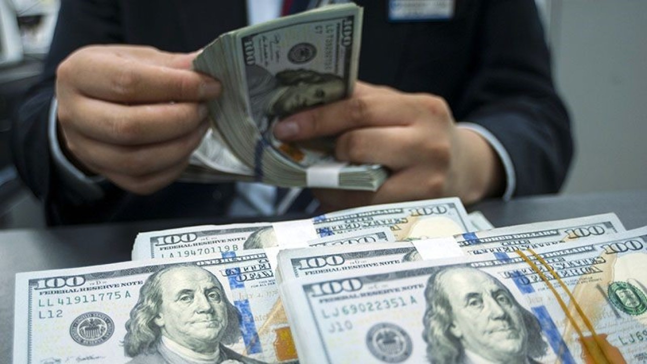 Seorang pegawai Tiongkok menghitung uang kertas dolar AS di sebuah bank di Kota Nantong, Provinsi Jiangsu, Tiongkok Timur, 11 Mei 2016. ANTARA/Oriental Image via Reuters Connect/pri.