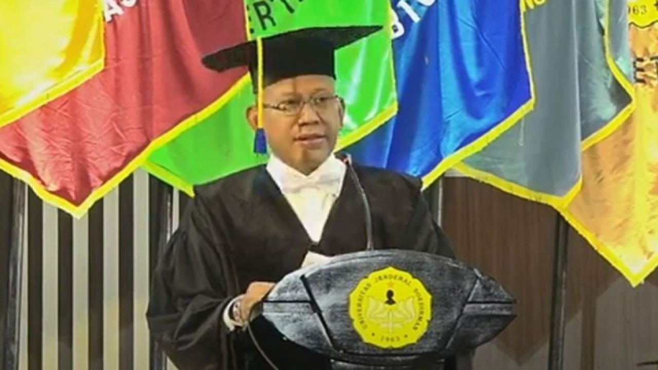 Arsip foto - Anggota BPK RI Pius Lustrilanang menyampaikan orasi ilmiah saat dikukuhkan sebagai Profesor Kehormatan dalam Bidang Ilmu Manajemen Pemerintahan Daerah di Auditorium Graha Widyatama Universitas Jenderal Soedirman (Unsoed) Purwokerto, Kabupaten Banyumas, Jumat (8/9/2023) siang. ANTARA/Sumarwoto