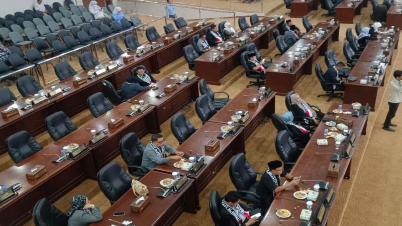 Aksi simpatik dilakukan pimpinan dan anggota DPRD Banten dengan berdoa untuk warga Palestina sebelum sidang dimulai serta mengenakan sal atau selendang bertuliskan 'Save Paleatina dan Al-Aqsa" yang dipakai oleh semua anggota DPRD Banten saat sidang paripurna di gedung DPRD Banten, di Serang, Selasa (7/11/2023). ANTARA/Mulyana