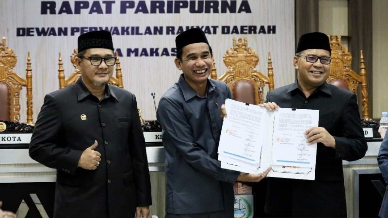 Ketua DPRD Makassar Rudianto Lallo (tengah) bersama Wali Kota Makassar Moh Ramdhan Pomanto usai penandatanganan MoU penetapan KUA PPAS APBD Pemkot Makassar Rp5,7 triliun di Makassar, Rabu (22/11/2023). ANTARA/HO/Pemkot Makassar