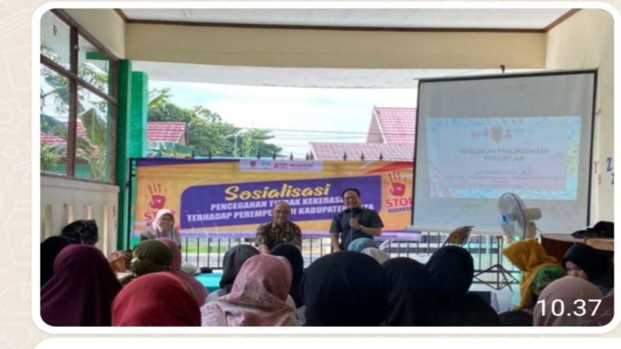 Sekretaris Komisi IV Bidang Kesejahteraan Rakyat (Kesra) DPRD Kalsel Firman Yusi (kedua dari kanan) saat menyosialisasikan pencegahan kekerasan terhadap perempuan di Kabupaten Tabalong pada beberapa waktu lalu. (ANTARA/*).