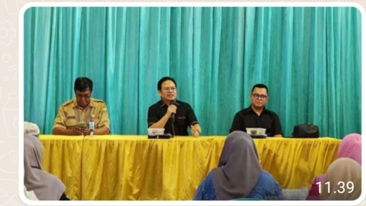 Sekretaris Komisi IV DPRD Kalsel Firman Yusi (tengah) bersama Dinas Pemuda dan Olahraga Provinsi Kalsel Anugerah (kanan) mensosialisasikan program bantuan untuk wirausaha muda di Tanjung, Kabupaten Tabalong pada beberapa waktu lalu. (ANTARA/HO-Humas Setwan Kalsel)