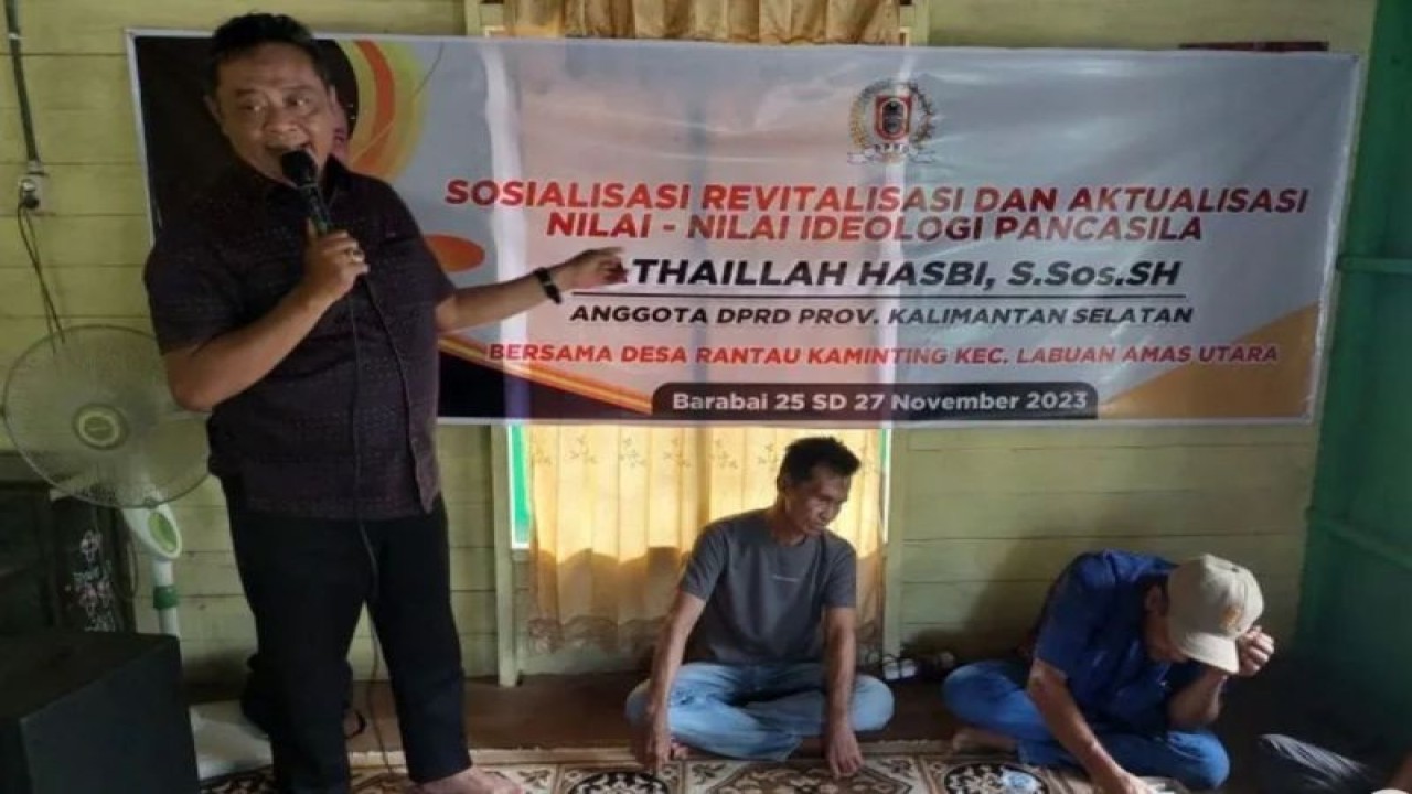 Anggota DPRD Provinsi Kalimantan Selatan (Kalsel) Athaillah Hasbi (berdiri) mensosialisasikan Revitalisasi dan Aktualisasi Nilai-Nilai Pancasila di Desa Rantau Keminting Kecamatan Labuan Amas Utara Kabupaten Hulu Sungai Tengah, beberapa waktu lalu. (ANTARA/HO-Dokumen Pribadi)