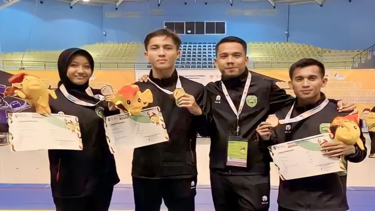 Atlet Wushu asal Kabupaten OKU peraih medali pada Pekan Olahraga Wilayah (Porwil) ke-XI di Pekanbaru Riau. (ANTARA/Edo Purmana/23)