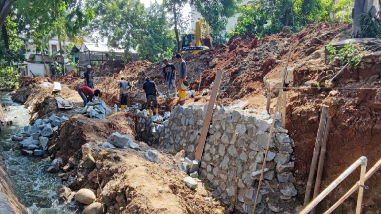 Sejumlah pekerja memperbaiki turap saluran penghubung (Phb) Tegal Amba Jalan Dermaga Baru Kelurahan Klender, Kecamatan Duren Sawit, Jakarta Timur, Selasa (17/10/2023). ANTARA/Syaiful Hakim/aa.