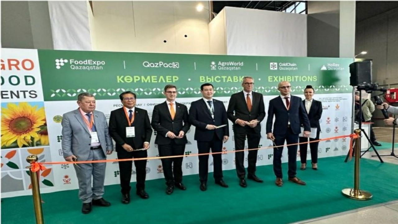Dubes Fadjroel Rachman bersama Wakil Menteri Pertanian Kazakhstan, Azat Sultanov dan Sekretaris Jenderal Kementerian Pertanian, Alam, dan Kualitas Pangan Belanda, Jan-Kees Goet saat membuka acara Food Expo Qazaqstan yang diselenggarakan pada 1-3 November 2023 di Almaty. (ANTARA/HO-KBRI Astana)