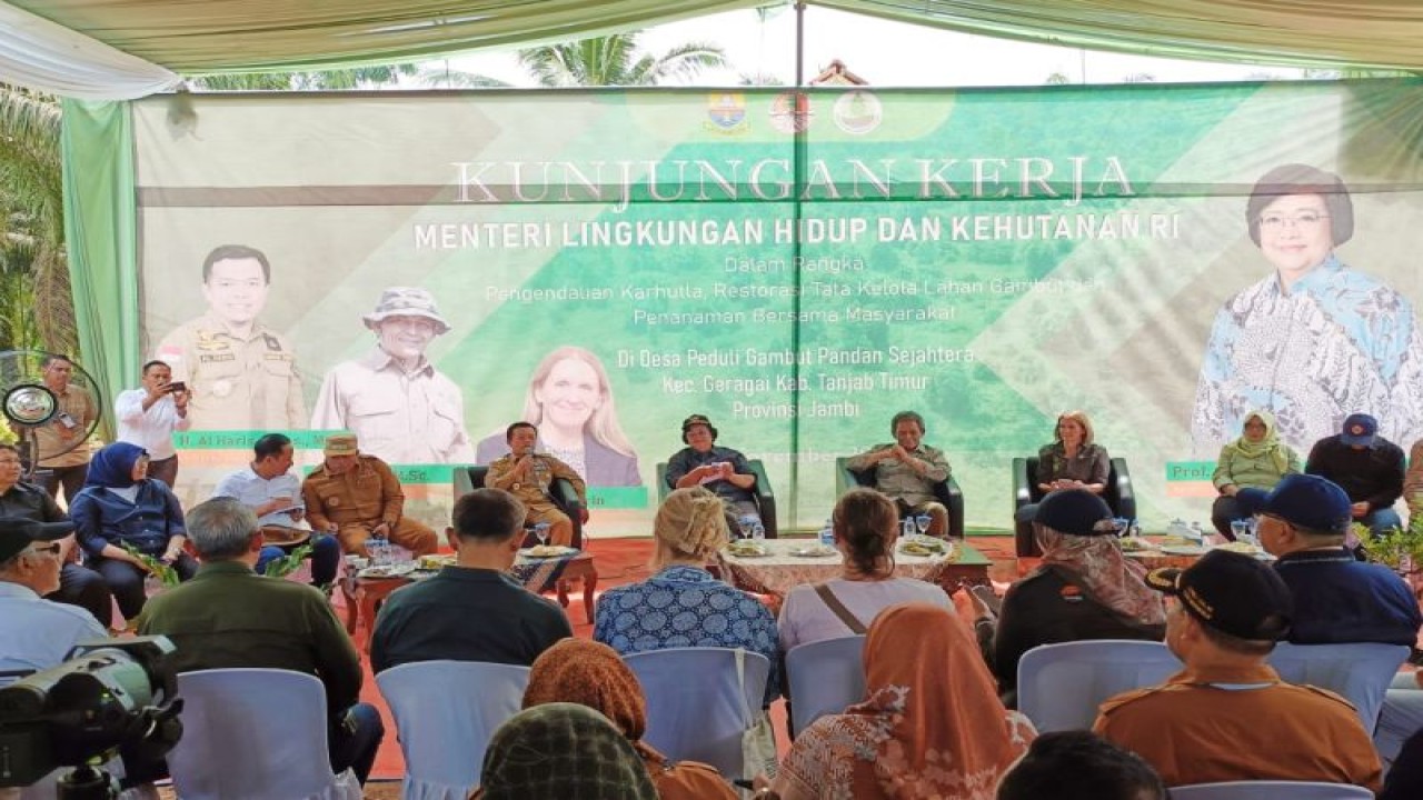 Duta Besar Norwegia, Rut Kruger Giverin bersama Menteri LHK Siti Nurbaya bersama Gubernur Jambi Al Haris saat meninjau desa restorasi pengendalian lahan gambut. ANTARA/HO/Riky