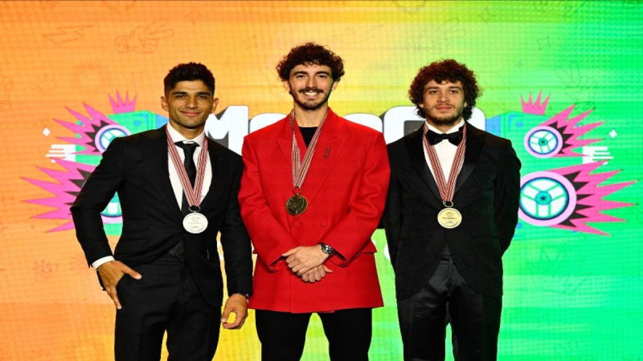(Ki-ka) Jorge Martin, Francesco Bagnaia, dan Marco Bezzecchi berfoto bersama usai finis sebagai tiga besar klasemen MotoGP 2023. (ANTARA/HO/MotoGP)
