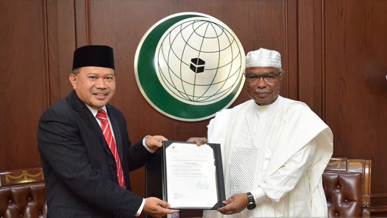 Arsip - Duta Besar Eko Hartono (kiri) menyerahkan surat penugasan dari pemerintah Indonesia sebagai Wakil Tetap RI untuk Organisasi Kerja sama Islam (OKI) kepada Sekretaris Jenderal OKI Hissein Brahim Taha (kanan). (ANTARA/HO-KJRI Jeddah) (ANTARA/HO-KJRI Jeddah)