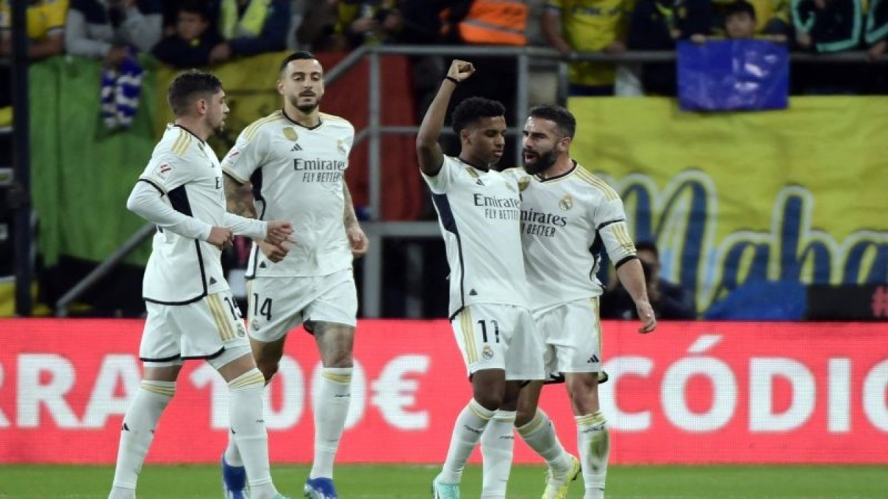 Penyerang Real Madrid Rodrygo (kedua dari kanan) merayakan gol yang dicetaknya ke gawang Cadiz pada pertandingan Liga Spanyol yang dimainkan di Stadion Nuevo Mirandilla, Cadiz, Minggu (26/11/2023). (ANTARA/AFP/CRISTINA QUICLE