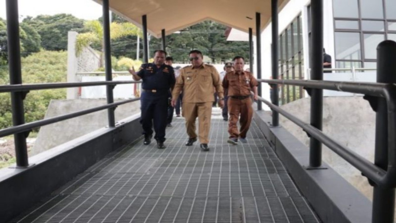 Bupati Dairi Eddy Berutu saat meninjau Pelabuhan Silalahi. ANTARA/HO