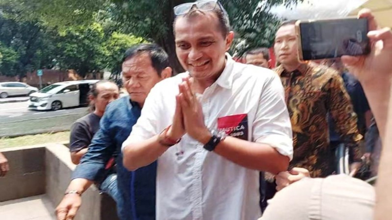 Arsip - Wamenkumham Edward Omar Sharif Hiariej (kemeja putih) menyambangi KPK untuk memberikan klarifikasi atas laporan IPW di Jakarta, Senin (20/3/2023). (ANTARA/Fianda Sjofjan Rassat)