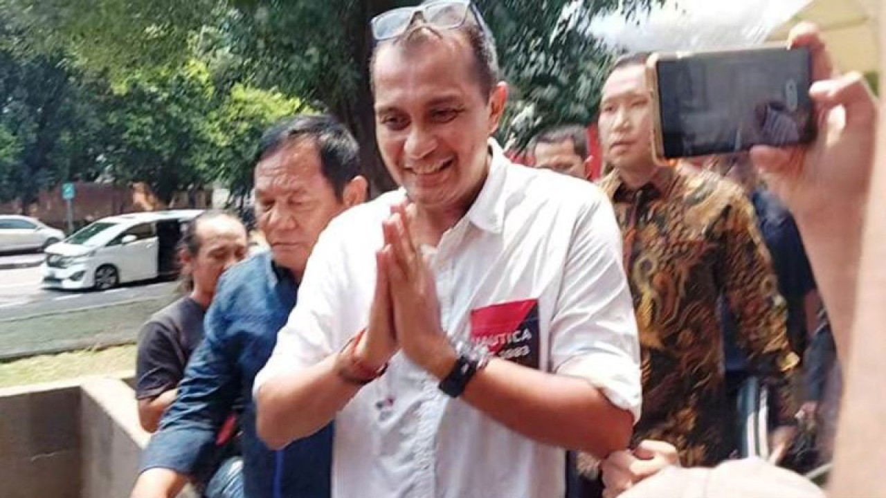 Arsip Foto - Wamenkumham Edward Omar Sharif Hiariej (kemeja putih) menyambangi KPK untuk memberikan klarifikasi atas laporan IPW di Jakarta, Senin (20/3/2023). ANTARA/Fianda Sjofjan Rassat/aa.