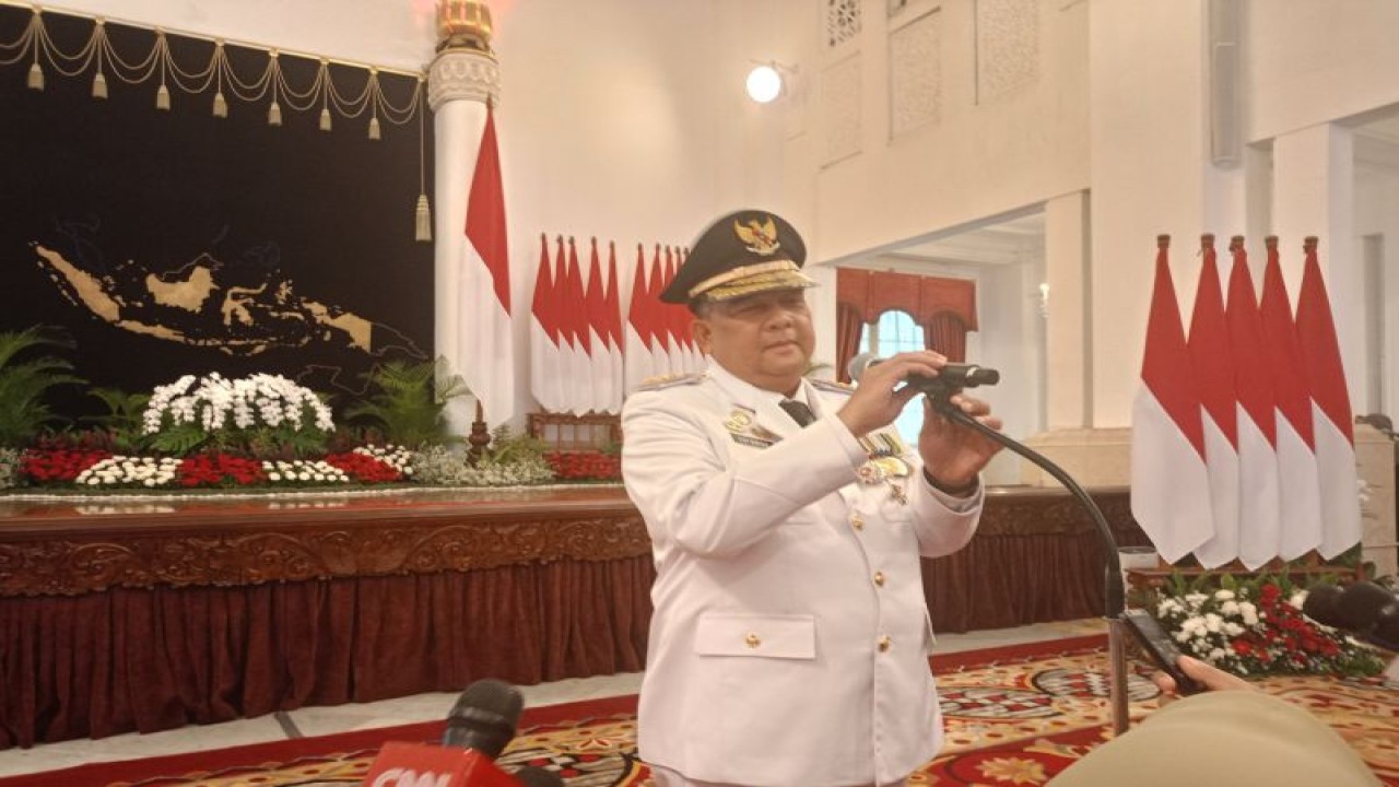 Gubernur Riau Bridgen TNI (Purn) Edy Afrizal Natar Nasution saat menyampaikan keterangan kepada wartawan di Istana Negara Jakarta, Senin (27/11/2023), usai dilantik oleh Presiden Jokowi sebagai Gubernur Riau menggantikan Syamsuar. (ANTARA/HO-Rangga Pandu Asmara Jingga)