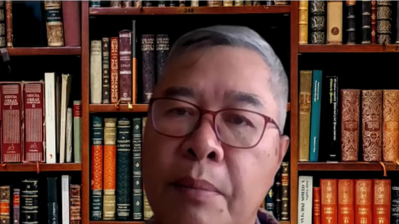 Arsip - Ekonom sekaligus Direktur Eksekutif Sagara Institute Piter Abdullah dalam seminar virtual 'Perbandingan Efektivitas KUR dan KPR' di Jakarta, Kamis (16/11/2023) (ANTARA/Bayu Saputra)