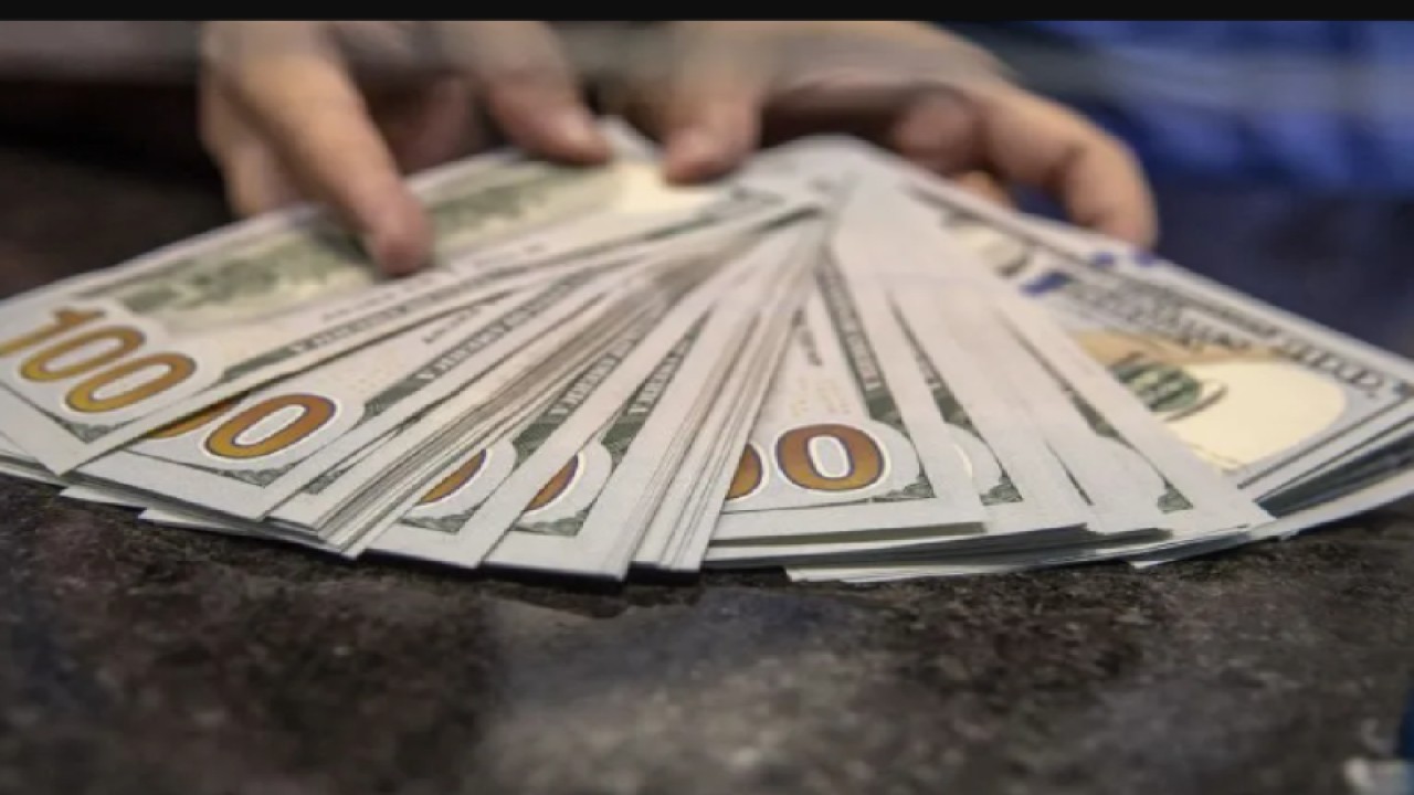 Petugas menunjukkan uang pecahan dolar AS di gerai penukaran mata uang asing VIP (Valuta Inti Prima) Money Changer, Jakarta, Selasa (4/10/2022). ANTARA FOTO/Muhammad Adimaja/aww.