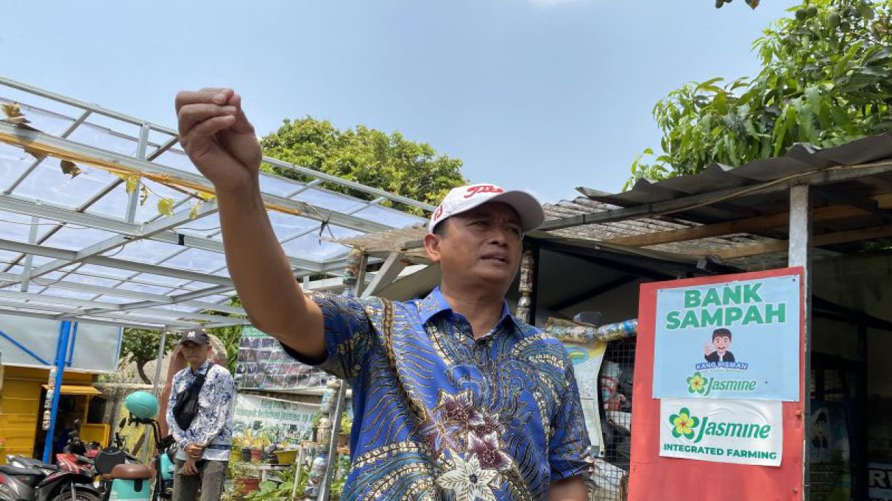 Sekretaris Daerah Kota Bandung, Ema Sumarna saat memberikan keterangan di Bandung, Jawa Barat, Jumat (3/11/2023). (ANTARA/Rubby Jovan)