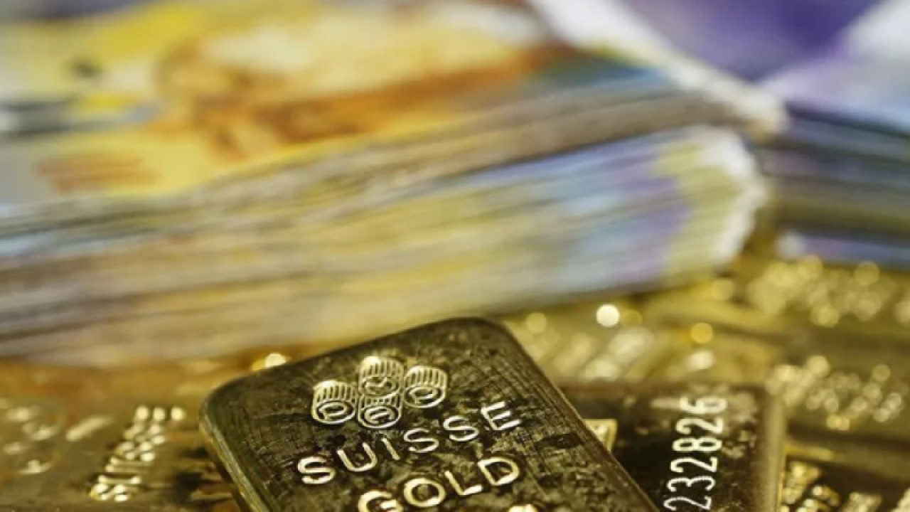 Arsip foto - Batangan emas terlihat dalam gambar ilustrasi yang diambil di GSA, Wina. ANTARA/REUTERS/Leonhard Foeger/pri.