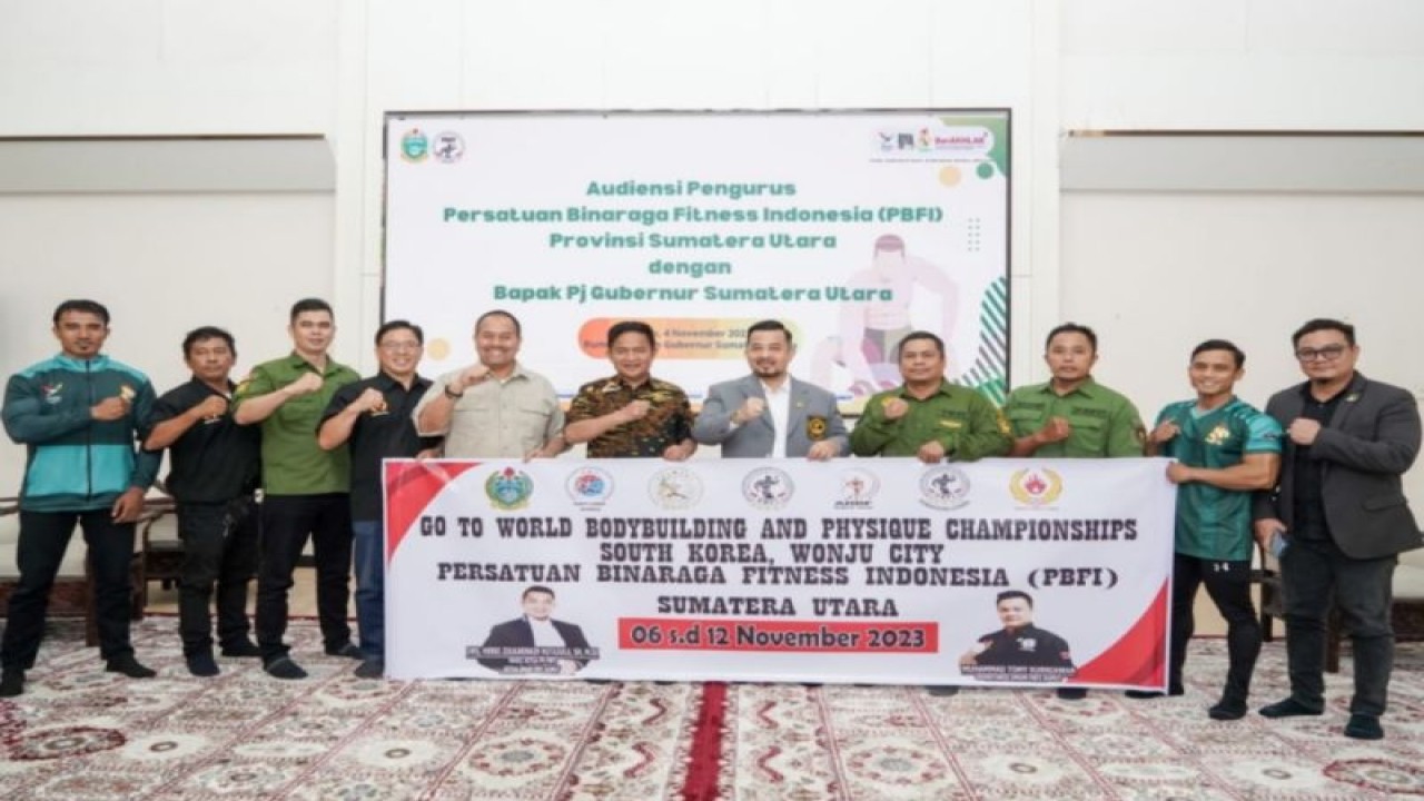 Jajaran pengurus PBFI Sumut berpoto bersama mpat atlet binaraga Sumatera Utara bertolak ke Seoul, Korea Selatan, guna mengikuti kejuaraan dunia yang akan berlangsung 8-12 November 2023 di negeri gingseng tersebut. (ANTARA/HO)