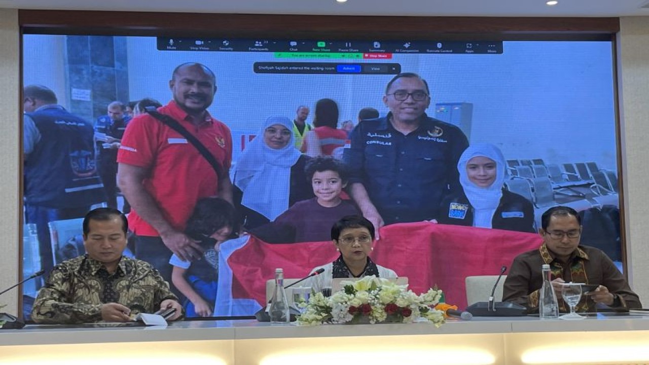Menteri Luar Negeri Retno Marsudi (tengah) mengumumkan keberhasilan evakuasi empat WNI dari Gaza, dalam konferensi pers di Jakarta pada Jumat (3/11/2023). (ANTARA/Yashinta Difa)