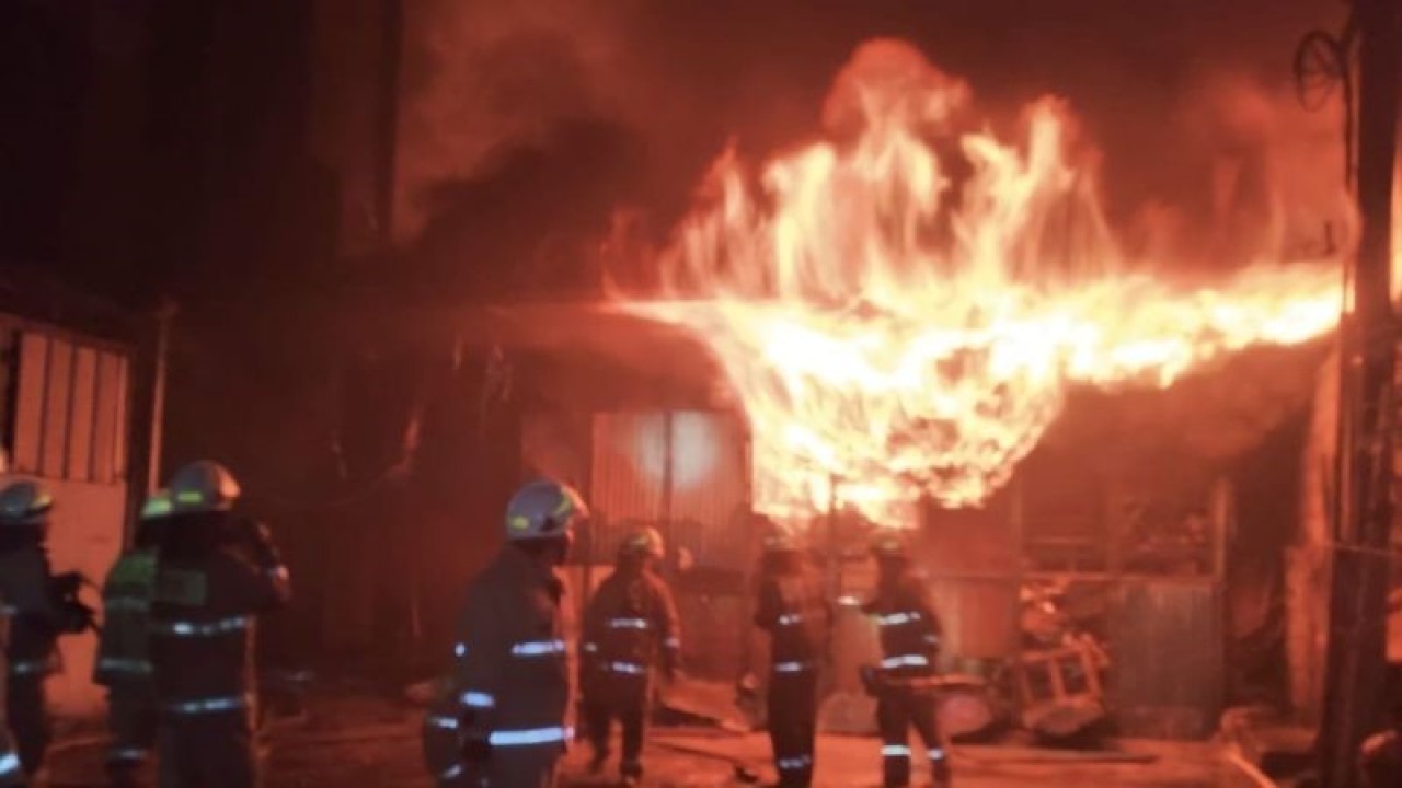 Sejumlah petugas Suku Dinas Penanggulangan Kebakaran dan Penyelamatan (Gulkarmat) Jakarta Timur tengah memadamkan api yang menghanguskan enam lapak produksi mebel di Jalan Pahlawan Revolusi, Kelurahan Pondok Bambu, Kecamatan Duren Sawit, Jakarta Timur, Kamis dini hari (16/11/2023). ANTARA/HO-Sudin Gulkarmat Jakarta Timur