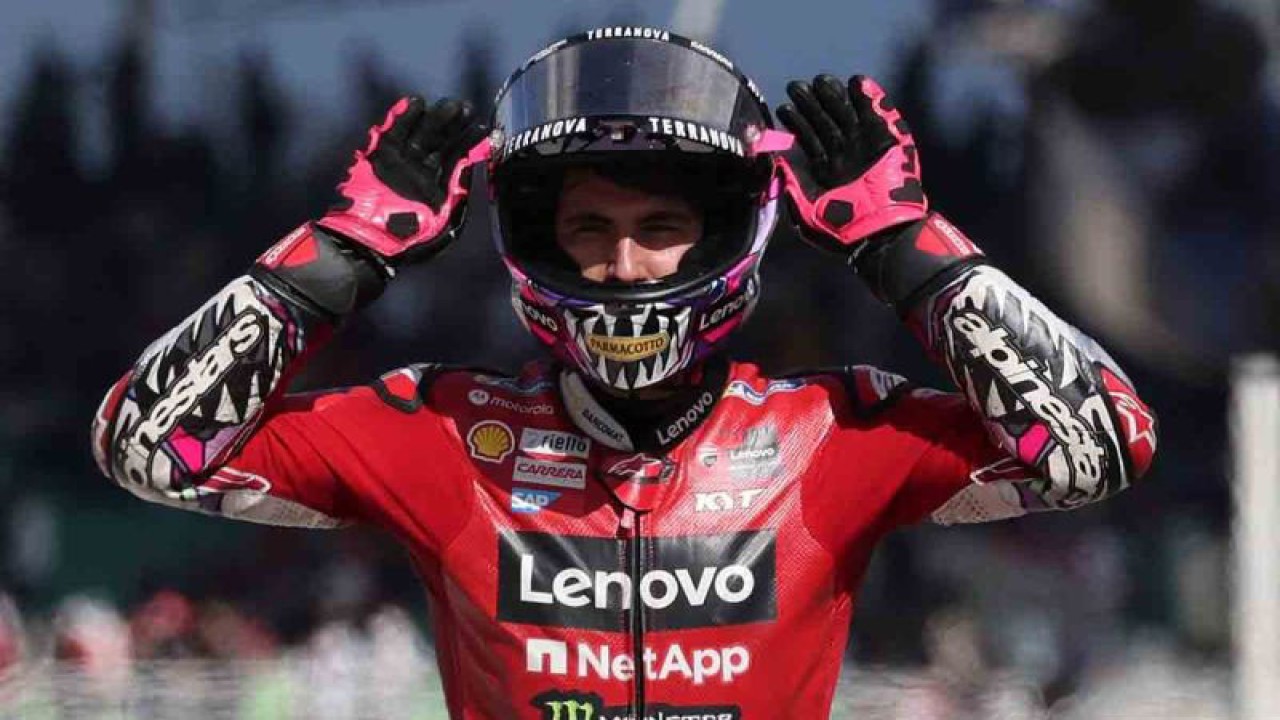 Pebalap Ducati Lenovo Team Enea Bastianini merayakan kemenangan pada MotoGP Malaysia di Sirkuit Internasional Sepang, Malaysia, Minggu (12/10/2023). ANTARA FOTO/REUTERS/Hasnoor Hussain/rwa.