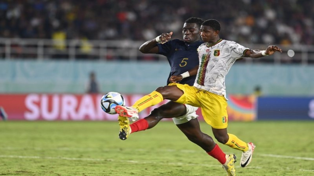 Pesepak bola Timnas Prancis Joachim Kayi Sanda (kiri) berebut bola dengan pesepak bola Timnas Mali Ibrahim Kanate pada pertandingan semi final Piala Dunia U-17 2023 di Stadion Manahan, Solo, Jawa Tengah, Selasa (28/11/2023). ANTARA FOTO/Mohammad Ayudha/nym. (ANTARA FOTO/MOHAMMAD AYUDHA)