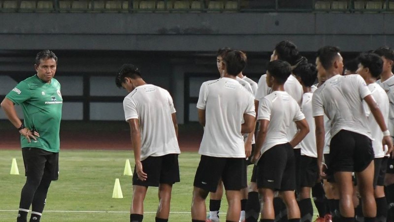 Arsip foto - Pelatih Timnas U-17 Bima Sakti memberikan arahan kepada para pemain saat latihan di Stadion Patriot Chandrabhaga, Bekasi, Jawa Barat, Senin (28/8/2023). ANTARA FOTO/Fakhri Hermansyah/Spt/pri.