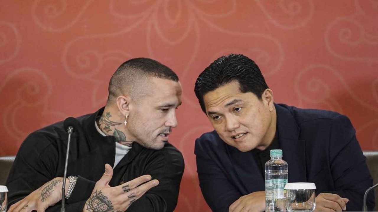 Ketua Umum PSSI Erick Thohir (kanan) berbincang dengan pesepak bola Radja Nainggolan (kiri) saat konferensi pers di Jakarta, Rabu (8/11/2023). Ketua Umum PSSI mengajak dua figur sepak bola Radja Nainggolan dan Sabreena Dressler untuk mempromosikan Piala Dunia U-17 2023. ANTARA FOTO/Dhemas Reviyanto/nym.