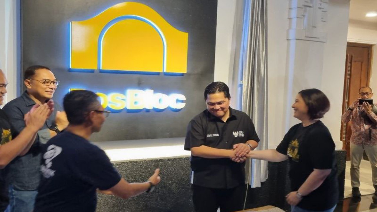 Ketua Umum PSSI Erick Thohir (dua kanan) di Surabaya, Kamis petang (16/11/2023). (ANTARA/Willi Irawan)