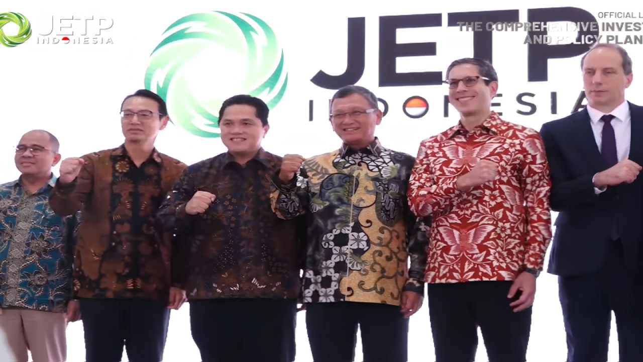 Menteri Kordinator Bidang Kemaritiman dan Investasi Ad Interim Erick Thohir (ketiga dari kiri) dan Menteri Energi dan Sumber Daya Mineral Arifin Tasrif (ketiga dari kanan) saat acara peluncuran dokumen Comprehensive Investment and Policy Plan (CIPP) program pendanaan Just Energi Transition Partnership (JETP) di Kantor Kementerian ESDM, Jakarta pada Selasa (21/11/2023). (ANTARA/Farhan Arda Nugraha)