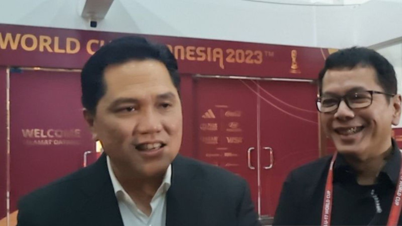 Ketua Umum PSSI Erick Thohir (kiri) usai pertandingan perdana Piala Dunia U-17 di Stadion GBT Surabaya, Jumat malam (10/11/2023). (ANTARA/Willi Irawan)